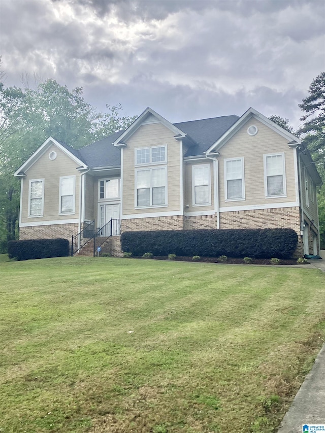 view of front facade featuring a front lawn