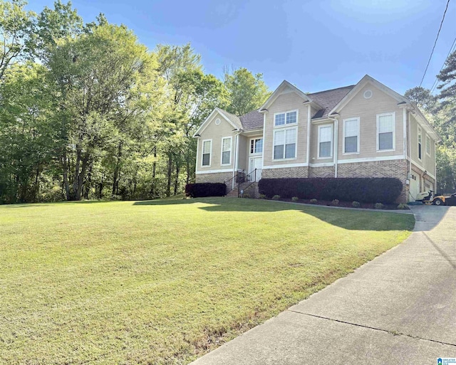 view of front of property featuring a front yard