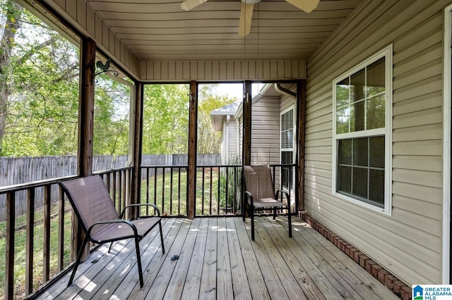 sunroom with ceiling fan