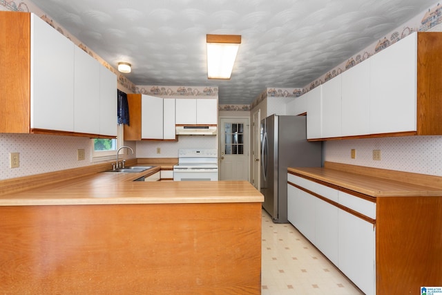 kitchen featuring under cabinet range hood, a sink, wallpapered walls, and white electric stove