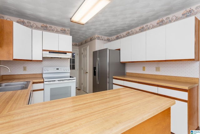kitchen featuring stainless steel fridge with ice dispenser, a sink, white electric stove, under cabinet range hood, and wallpapered walls