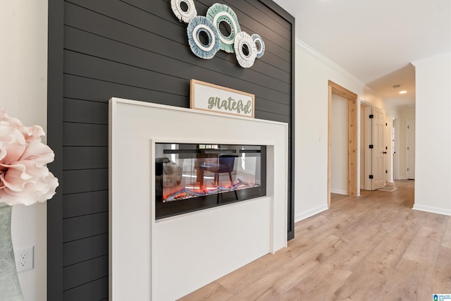 details featuring baseboards, crown molding, wood finished floors, and recessed lighting