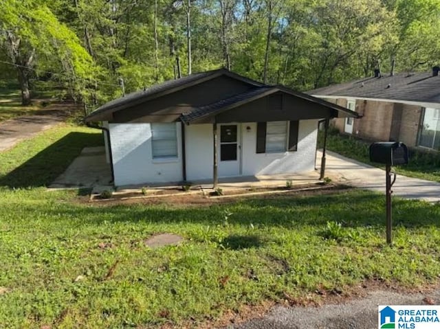 438 Henry St, Birmingham, AL 35214 - bungalow-style house featuring a front yard and a porch