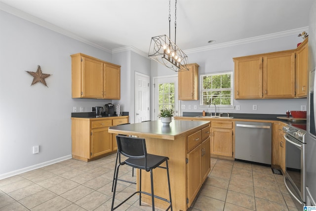 kitchen featuring a sink, a breakfast bar, appliances with stainless steel finishes, crown molding, and a kitchen island
