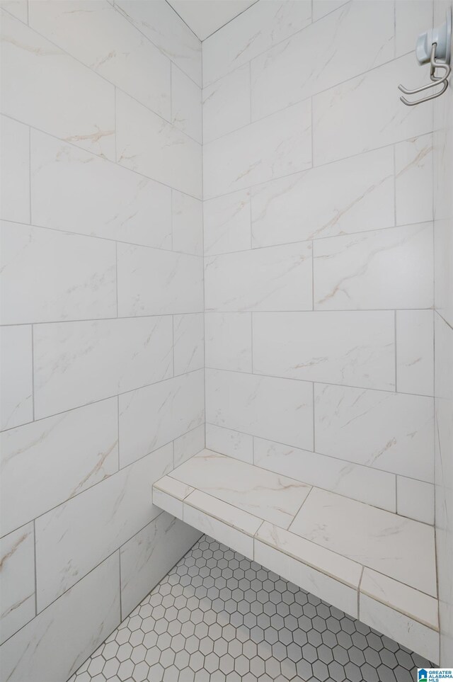 bathroom featuring tiled shower