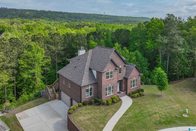 bird's eye view featuring a wooded view