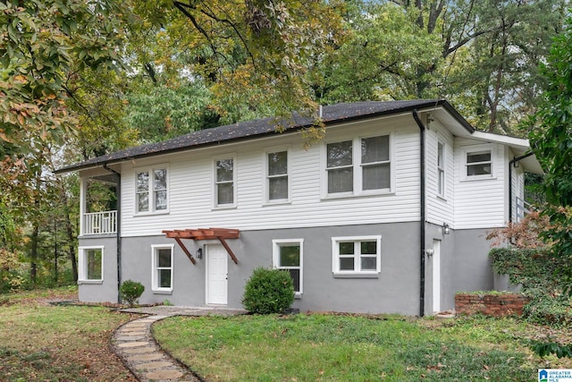 686 Ridge Top Cir, Birmingham, AL 35206 - colonial-style house featuring a front yard and stucco siding