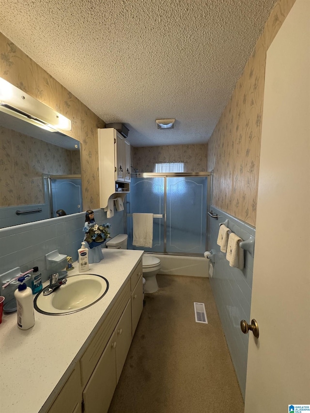 bathroom with toilet, visible vents, a textured ceiling, and wallpapered walls