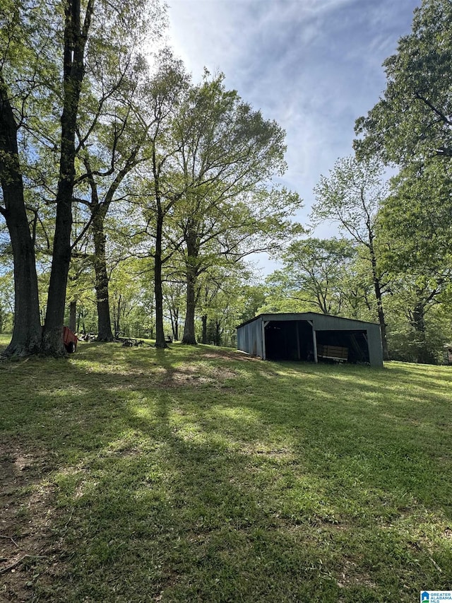 view of yard featuring an outbuilding