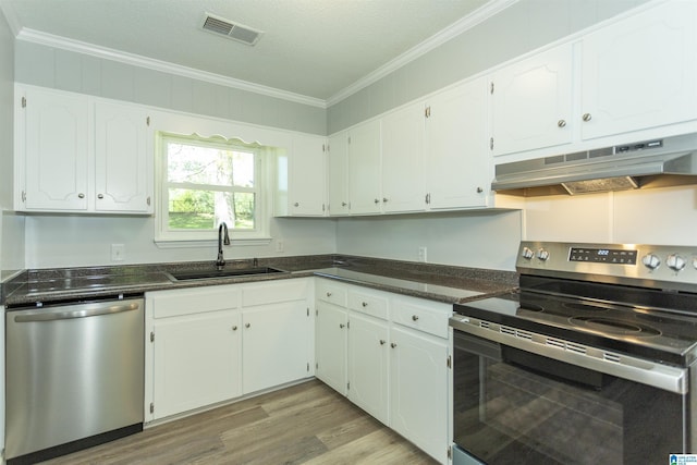 122 Mims Cir, Clanton, AL 35045 - kitchen featuring appliances with stainless steel finishes, under cabinet range hood, ornamental molding, light wood-style floors, and white cabinetry
