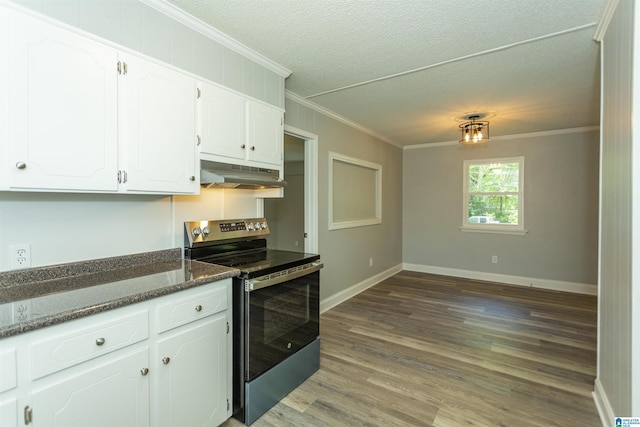 122 Mims Cir, Clanton, AL 35045 - kitchen featuring stainless steel range with electric stovetop, under cabinet range hood, crown molding, white cabinets, and light wood-style flooring