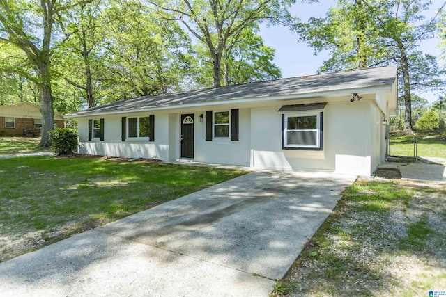 122 Mims Cir, Clanton, AL 35045 - ranch-style house featuring driveway, a front lawn, stucco siding, and roof with shingles