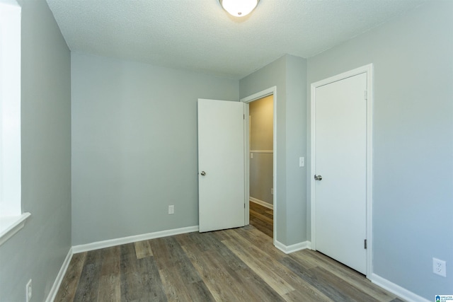 122 Mims Cir, Clanton, AL 35045 - unfurnished bedroom with wood finished floors and a textured ceiling