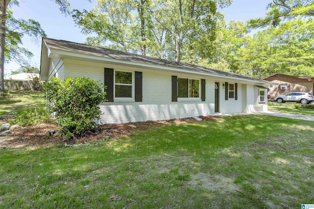 122 Mims Cir, Clanton, AL 35045 - ranch-style house with brick siding and a front lawn
