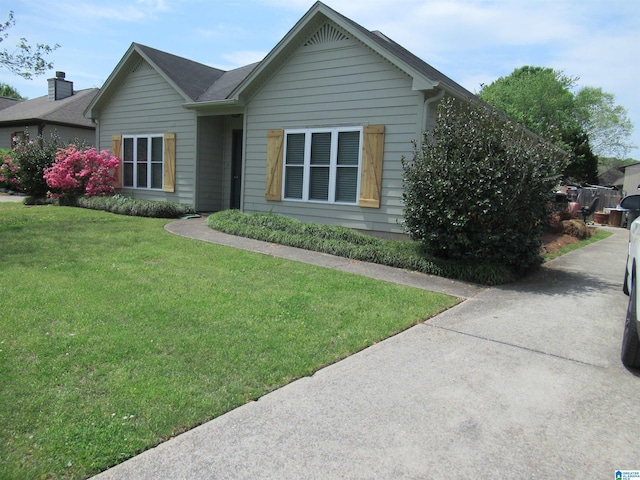 ranch-style home featuring a front lawn