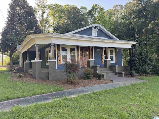 view of front of property featuring a porch and a front yard