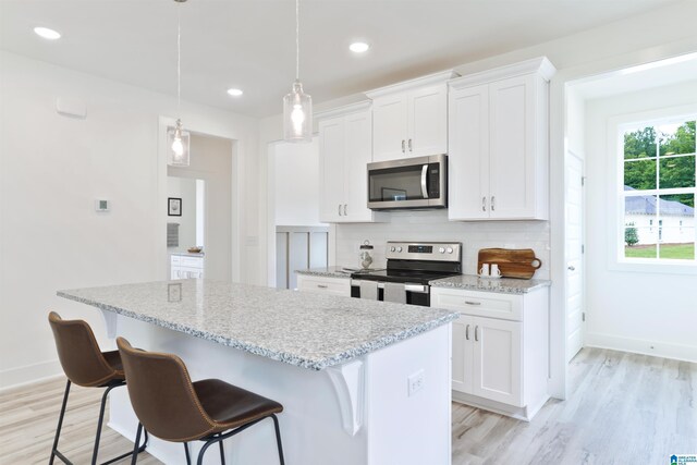 342 Shiloh Creek Dr, Calera, AL 35040 - kitchen with stainless steel appliances, a kitchen island, baseboards, light wood finished floors, and recessed lighting