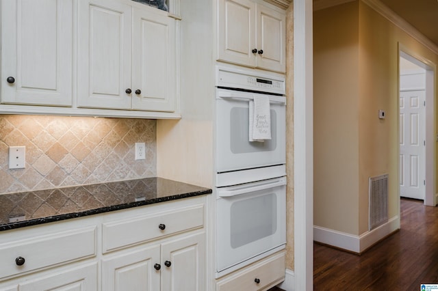4527 High Court Cir, Hoover, AL 35242 - kitchen featuring tasteful backsplash, white double oven, baseboards, dark wood-style flooring, and visible vents