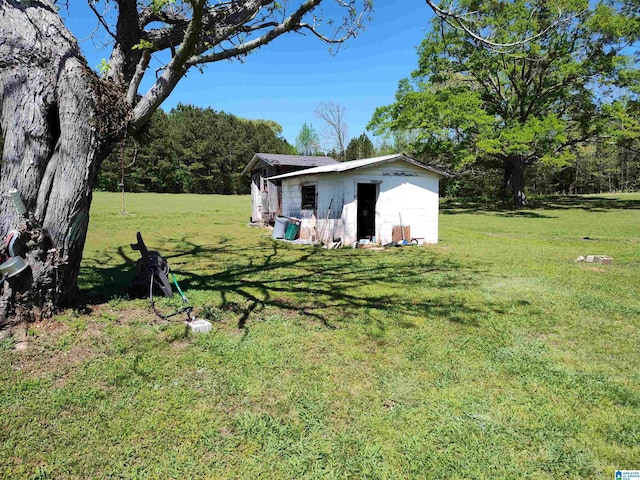 view of yard featuring an outbuilding