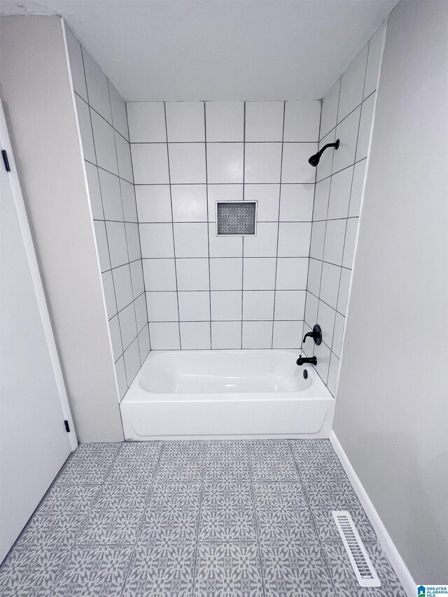 632 Bernard Couch Dr, Anniston, AL 36207 - full bathroom with visible vents and shower / bath combination