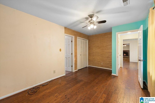1203 Park Ave, Oneonta, AL 35121 - unfurnished bedroom with a ceiling fan, visible vents, dark wood finished floors, baseboards, and a closet