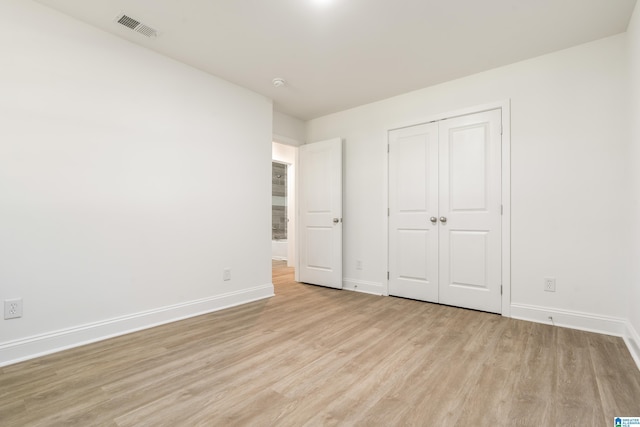 1515 Spring St, Alexander City, AL 35010 - unfurnished bedroom featuring light wood-type flooring, baseboards, visible vents, and a closet