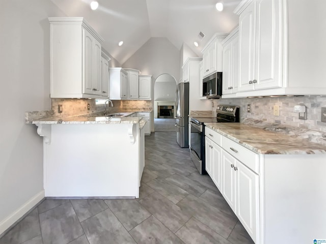 131 Willow View Ln, Wilsonville, AL 35186 - kitchen featuring white cabinets, stainless steel appliances, a peninsula, a sink, and a kitchen bar