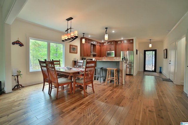 dining area featuring crown molding, recessed lighting, baseboards, and light wood-type flooring