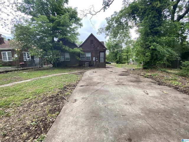view of front of property with fence, driveway, and entry steps