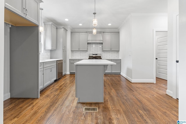 2698 Piedmont Dr, Helena, AL 35022 - kitchen with visible vents, gray cabinets, stainless steel appliances, and backsplash