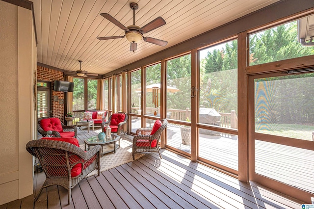 sunroom featuring outdoor lounge area and ceiling fan