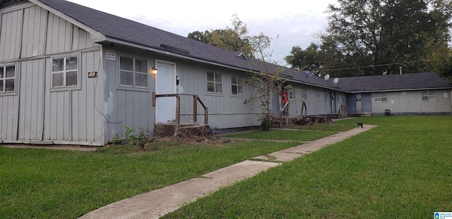 exterior space featuring a front yard