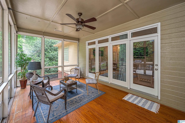 sunroom with outdoor lounge area and ceiling fan