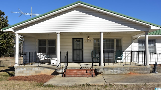 view of front of home featuring a porch