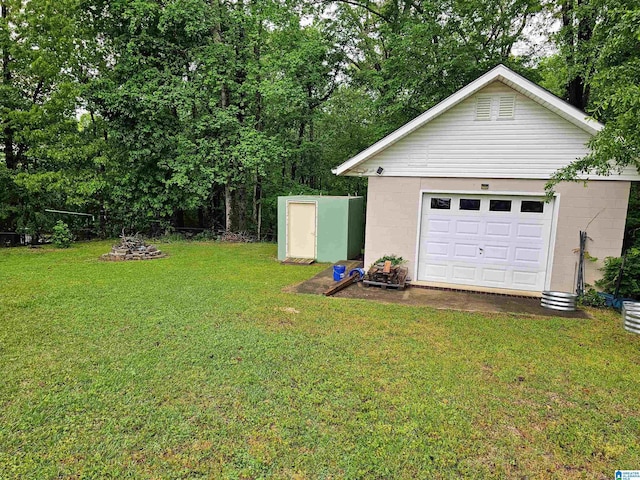 view of yard featuring an outdoor structure and a detached garage