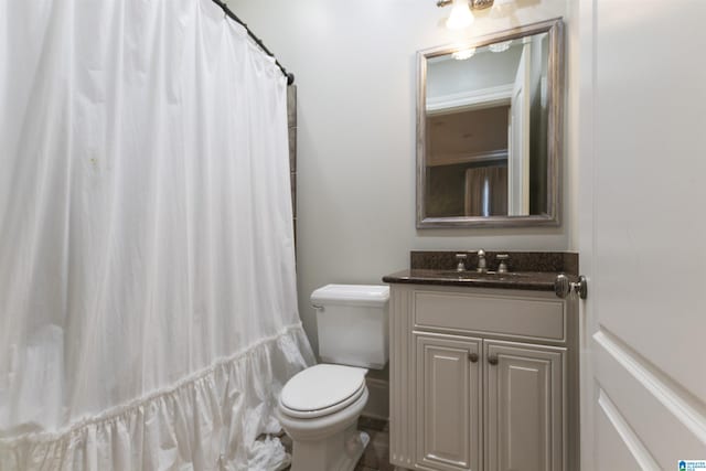 full bath featuring toilet, vanity, and a shower with curtain