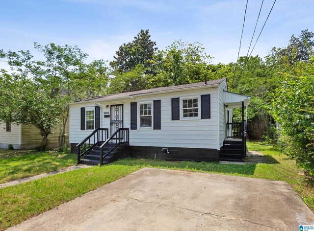 manufactured / mobile home featuring a front yard