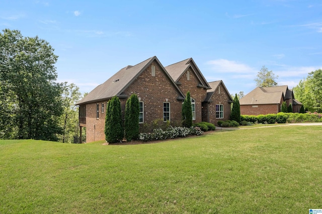view of front of home featuring brick siding and a front yard