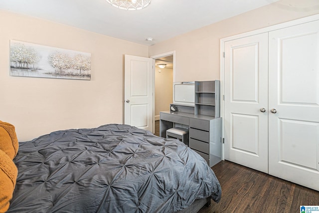bedroom with dark wood-style flooring and a closet