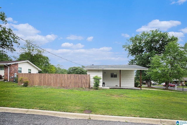 view of front of house with fence and a front lawn