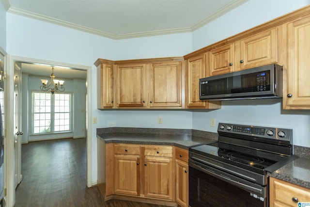 kitchen featuring a chandelier, dark countertops, dark wood-style floors, black range with electric cooktop, and crown molding