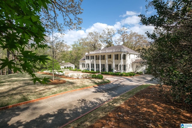 view of front of property featuring stucco siding and a balcony
