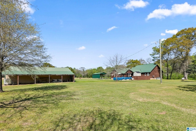 view of yard with an outdoor structure and a pole building