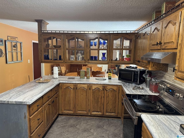 kitchen with a peninsula, ventilation hood, a textured ceiling, stainless steel electric range oven, and black microwave