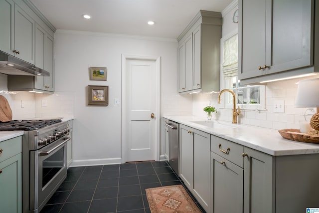 kitchen featuring decorative backsplash, a sink, stainless steel appliances, under cabinet range hood, and gray cabinets