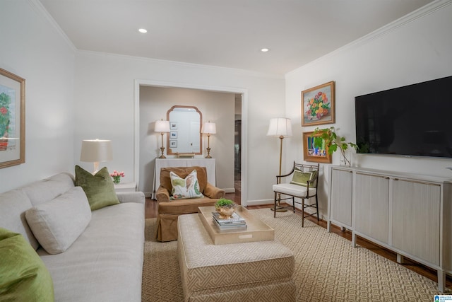 living room featuring wood finished floors, recessed lighting, ornamental molding, and baseboards