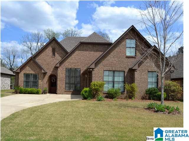 view of front of home featuring brick siding and a front yard