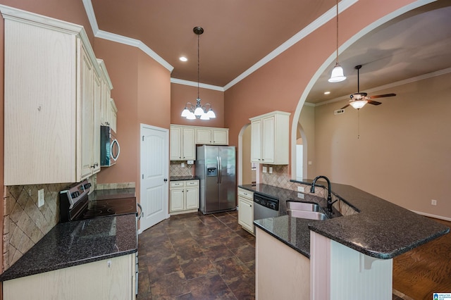 kitchen with a peninsula, arched walkways, a sink, ceiling fan with notable chandelier, and stainless steel appliances