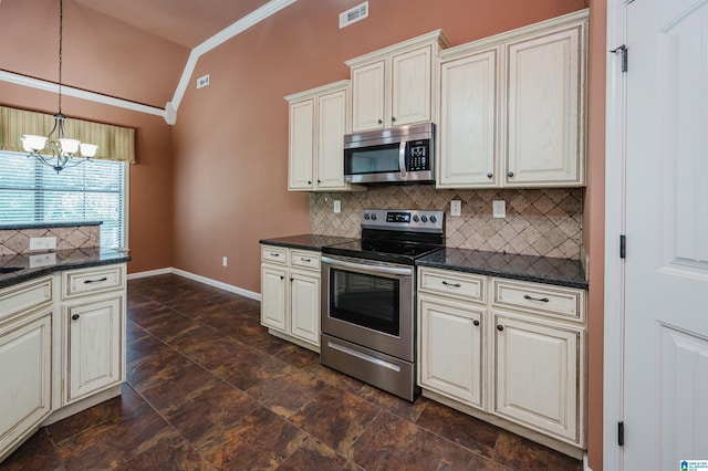 kitchen with cream cabinets, stainless steel appliances, a chandelier, and decorative backsplash