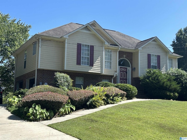 41 Woodland Ridge Rd, Odenville, AL 35120 - raised ranch with a front yard, a shingled roof, and brick siding